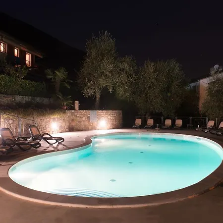 アパートホテル Due Leoni - ブレンゾーネ